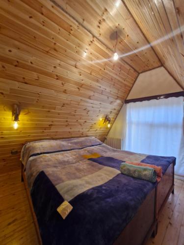 Postel nebo postele na pokoji v ubytování Qalaciq Aframe house