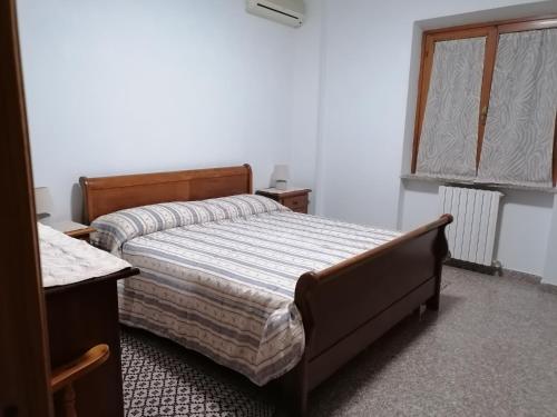 een slaapkamer met een bed en een raam bij maria antonietta in Urbino