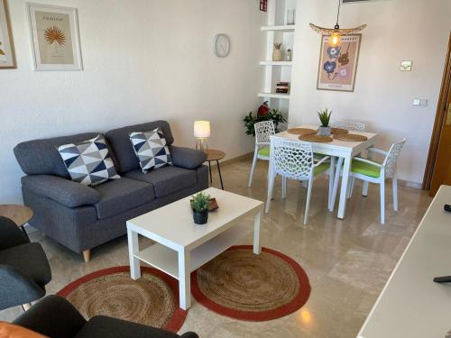 ein Wohnzimmer mit einem Sofa und einem Tisch in der Unterkunft Appartement Pedraza in Albir