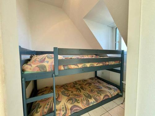 Cette chambre mansardée comprend 2 lits superposés. dans l'établissement Appartement T2+Cabine à Carnac, Balcon Sud, Proche Plages, 4 Pers. - FR-1-377-29, à Carnac