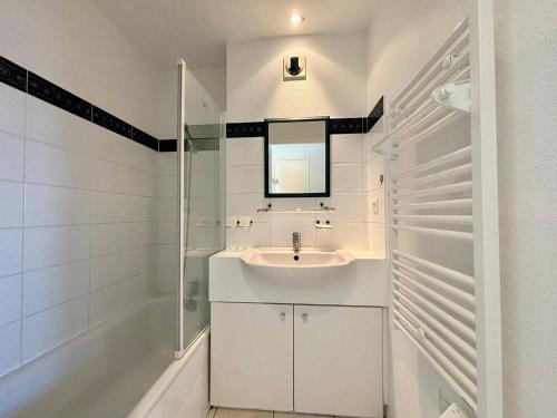 une salle de bain blanche avec un lavabo et une douche dans l'établissement Appartement T2+Cabine à Carnac, Balcon Sud, Proche Plages, 4 Pers. - FR-1-377-29, à Carnac