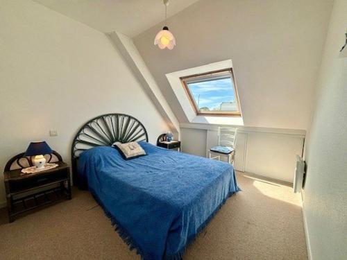 a bedroom with a blue bed and a window at Quiberon - Maison 3 pièces - 6 pers - Calme avec parking - FR-1-478-61 in Quiberon