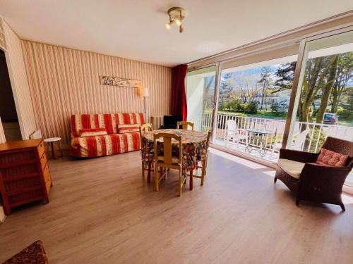 un salon avec une table, des chaises et un canapé dans l'établissement Studio cosy à Quiberon, 38m², plage Goviro à 2 pas, thalasso, parking, animaux OK - FR-1-478-124, à Quiberon