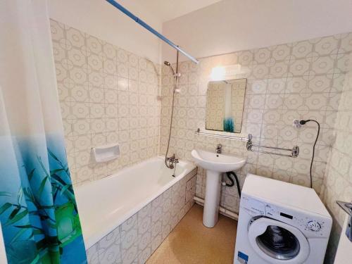une salle de bain avec un lavabo et une machine à laver dans l'établissement Studio cosy à Quiberon, 38m², plage Goviro à 2 pas, thalasso, parking, animaux OK - FR-1-478-124, à Quiberon