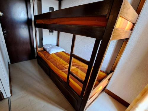 Cette petite chambre comprend un lit superposé. dans l'établissement Studio à Pra Loup 1600 pour 6 pers, proche pistes - FR-1-165A-74, à Uvernet