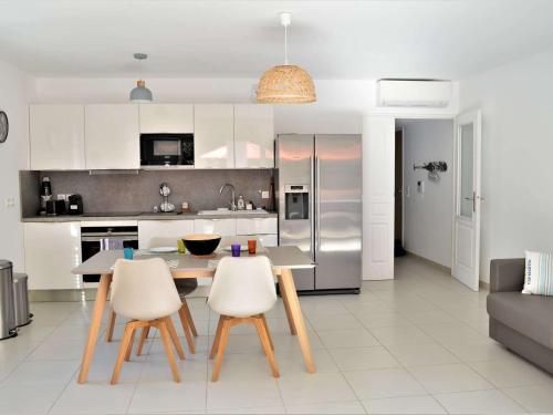 Photo de la galerie de l'établissement Appartement 3 pièces avec clim, piscine et terrasse - 500m plage, parking, Cavalaire sur Mer - FR-1-226B-77, à Cavalaire-sur-Mer