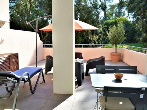 Photo de la galerie de l'établissement Appartement 3 pièces avec clim, piscine et terrasse - 500m plage, parking, Cavalaire sur Mer - FR-1-226B-77, à Cavalaire-sur-Mer