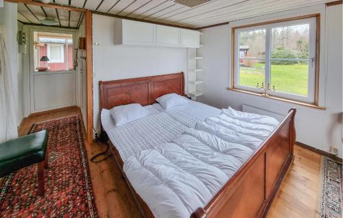 een groot bed in een kamer met een raam bij 3 Bedroom Pet Friendly Home In Kllby in Källby