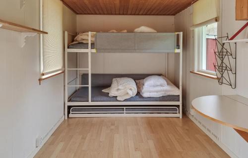 Källbyにある3 Bedroom Pet Friendly Home In Kllbyの二段ベッド2組が備わる客室です。
