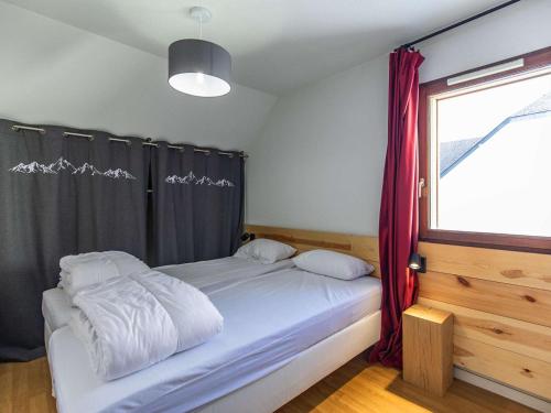 - une chambre avec un lit doté d'un rideau rouge et d'une fenêtre dans l'établissement Beau Duplex T3 7 Pers. Piscine, Fitness, Parking - La Mongie - FR-1-404-328, à La Mongie