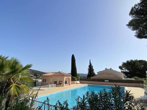 une piscine devant une maison dans l'établissement Mazet rénové avec piscine, tennis, 2 terrasses à Cavalaire-sur-Mer. - FR-1-100-333, à Cavalaire-sur-Mer