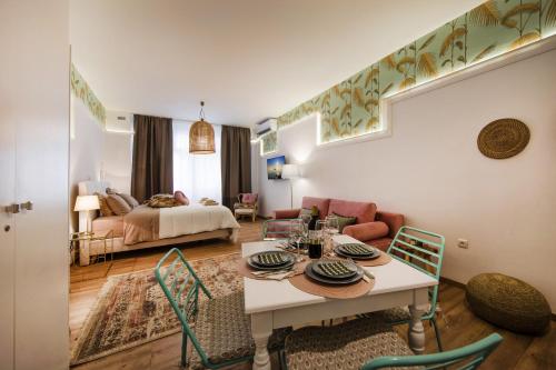 un soggiorno con tavolo, sedie e letto di Exquisite apartment in the center of Athens ad Atene