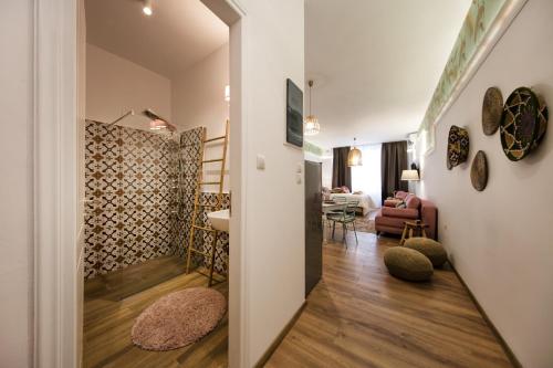 corridoio con soggiorno e sala da pranzo di Exquisite apartment in the center of Athens ad Atene
