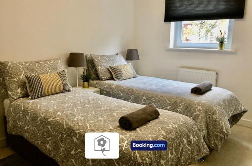 Garden Apartment near New Forest By Your Stay Solutions Short Lets & Serviced Accommodation Southampton With Free Wi-Fi房間的床