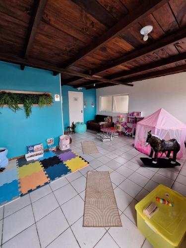 a living room with a room with a tent at Águas Chalés Temporada - Chalés e Lofts Confortáveis - Piscina - Próximo ao Thermas in Águas de São Pedro