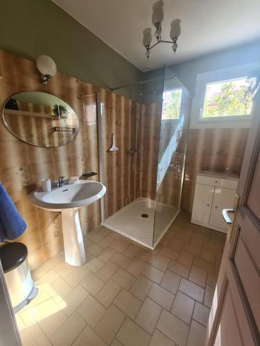 une salle de bain avec un lavabo et une douche dans l'établissement Magnifique villa - 9 personnes - Proche de la mer, à Saint-Brès