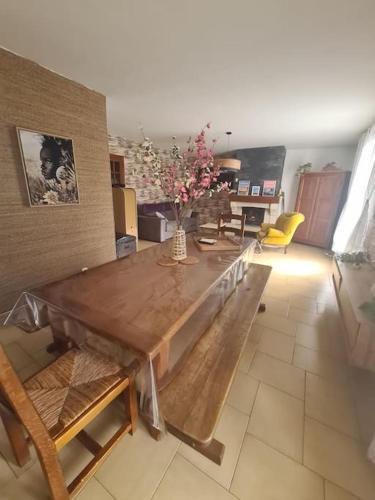 - un salon avec une table en bois et des fleurs dans l'établissement Magnifique villa - 9 personnes - Proche de la mer, à Saint-Brès