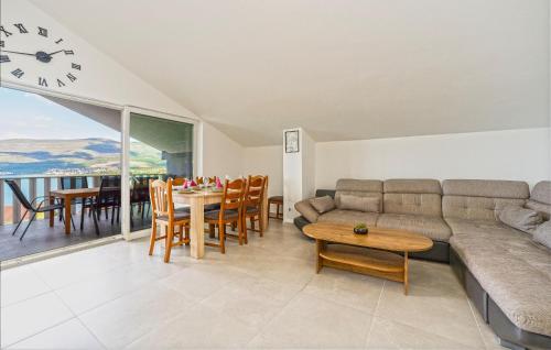 Χώρος καθιστικού στο Amazing Home In Karin