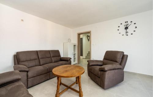 Χώρος καθιστικού στο Amazing Home In Karin