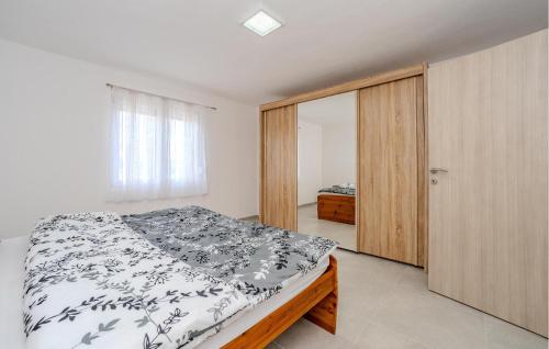 Ένα ή περισσότερα κρεβάτια σε δωμάτιο στο Amazing Home In Karin