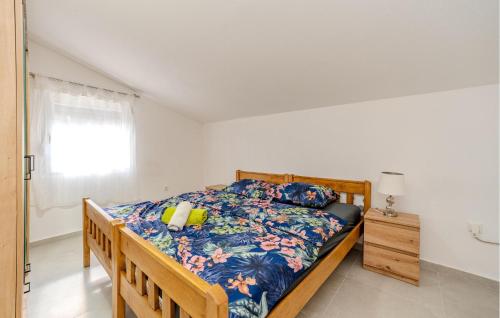 Ένα ή περισσότερα κρεβάτια σε δωμάτιο στο Amazing Home In Karin