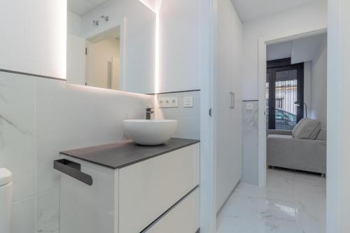 Loft Ana Belén Home في قرطبة: حمام أبيض مع حوض على منضدة