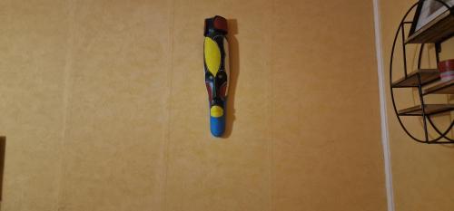 un bolígrafo de juguete colgando de una pared en Location ideal J.o du 15 juin au 15 Aout., en Chaville