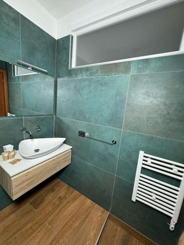 y baño con lavabo y espejo. en Wild Luxury Home en Roma