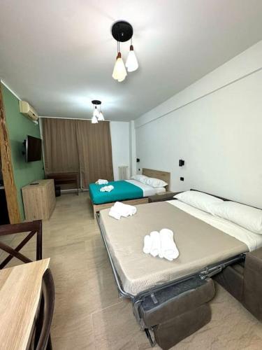 Habitación con 2 camas y toallas. en Wild Luxury Home en Roma