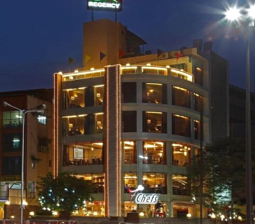 アーメダバードにあるHOTEL RK REGENCYの灯り付き建物