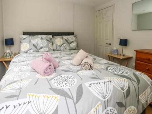 Little Timbers في رينغوود: غرفة نوم مع سرير وفوط وردية عليه