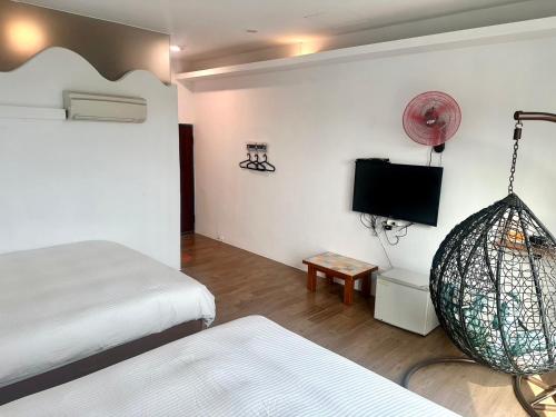 a bedroom with two beds and a swing at Nanwan254 Homestay in Nanwan