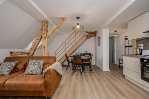 ein Wohnzimmer mit einem Sofa und einem Tisch in der Unterkunft Une petite vue sur le Paradis in Orbey