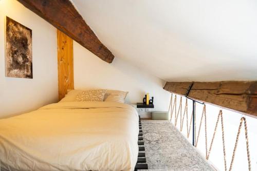 ein Schlafzimmer mit einem Bett und einem großen Fenster in der Unterkunft Studio vue sur les Salins Roses in Arles