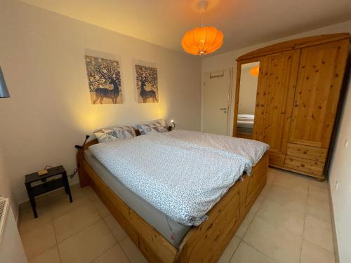 1 dormitorio con cama de madera en una habitación en Taunus-FeWo en Stierstadt