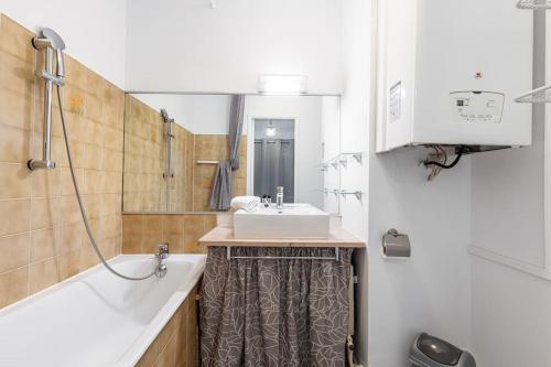 ein Badezimmer mit einem Waschbecken und einer Badewanne in der Unterkunft Beau studio avec terrasse ensoleillée - Proche mer in Cagnes-sur-Mer