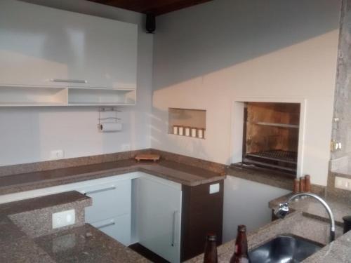 eine Küche mit einer Spüle und einer Arbeitsplatte in der Unterkunft Chacara Toca do urso in Santa Isabel