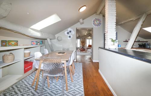 une cuisine et une salle à manger avec une table et des chaises dans l'établissement Beautiful Apartment In Bastia, à Bastia
