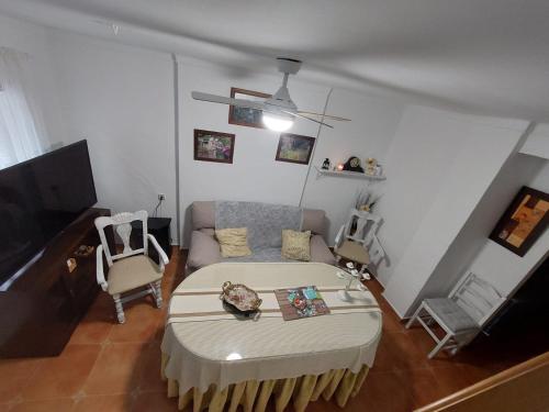 sala de estar con cama y sofá en Casa Rural Los Jilgueros, en Pujerra