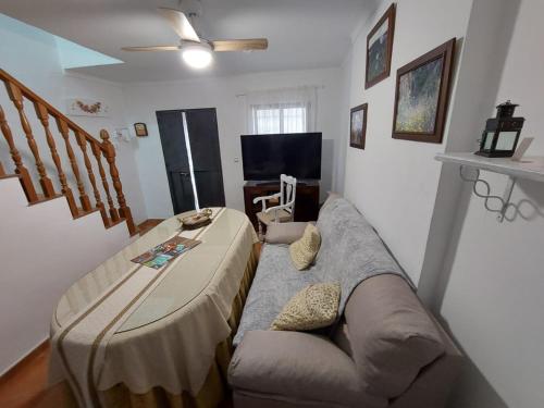 PujerraにあるCasa Rural Los Jilguerosのソファとテレビのあるリビングルーム