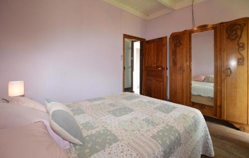 ein Schlafzimmer mit einem Bett mit einer Decke darauf in der Unterkunft Beautiful Home In Marignana With House A Mountain View in Marignana