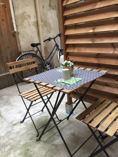 une table avec un vélo et une table avec une plante dessus dans l'établissement Jolie studio à deux pas du centre historique, à Montpellier