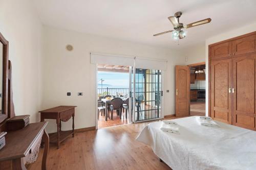 een slaapkamer met een bed en een balkon met een tafel bij Casa Rural Tijoco by Paramount Holidays in Adeje