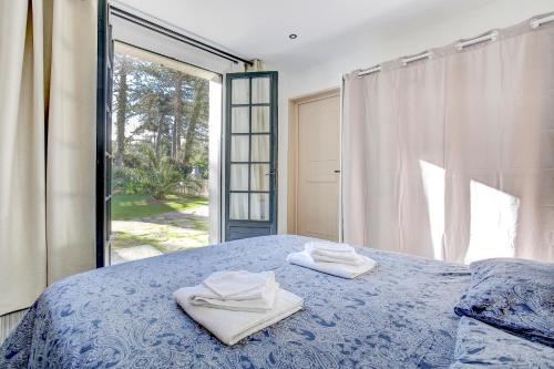 une chambre avec un lit avec deux serviettes dessus dans l'établissement Sarah 3 - Appt à avec jardin à 200 m de la plage, à Fréhel