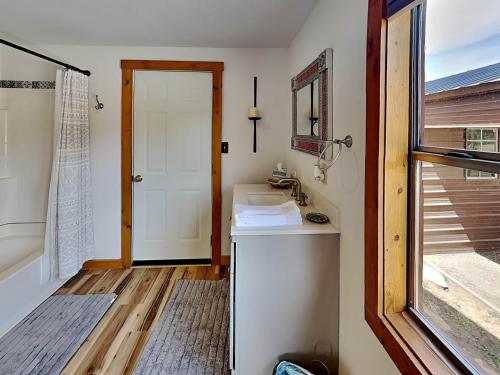 a bathroom with a sink and a mirror at Double Eagle 2 in Alto