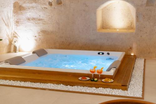 a hot tub in a room with at Endea Suite Rooms & Lounge SPA in Matera