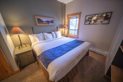 Un dormitorio con una cama grande y una ventana en Expedition Station 8554 en Keystone