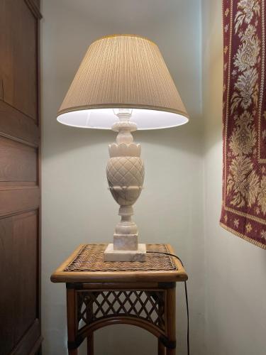 a lamp sitting on a table with a lamp on it at Willa Reglówka Stylowy dom Pachnący ogród in Wola Krakowiańska