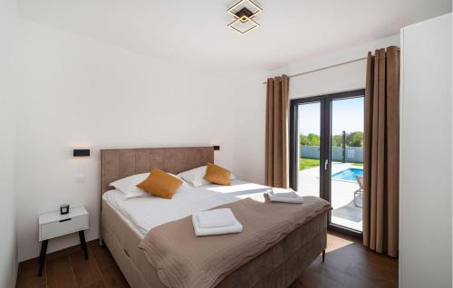 1 Schlafzimmer mit einem Bett und einem Balkon mit einem Pool in der Unterkunft Awesome Home In Brisevo With Jacuzzi in Briševo
