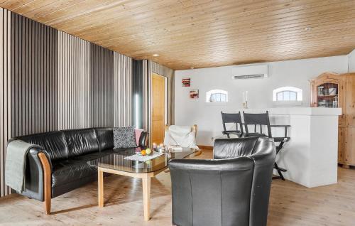Χώρος καθιστικού στο 5 Bedroom Gorgeous Home In Thyholm